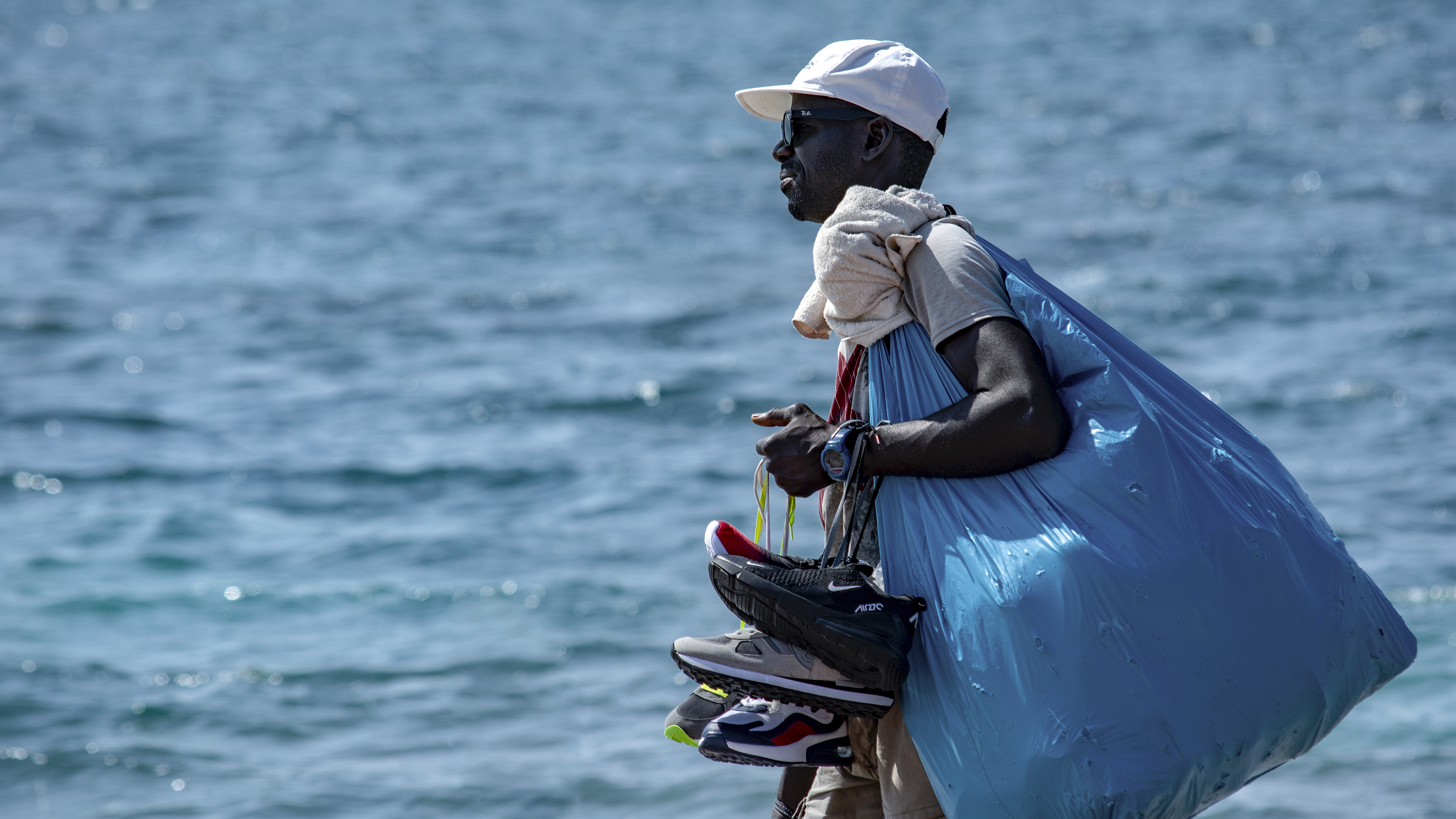 A passeggio, con le scarpe in mano di Adri-Mugna