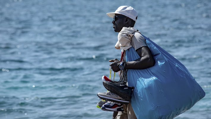 A passeggio, con le scarpe in mano di Adri-Mugna