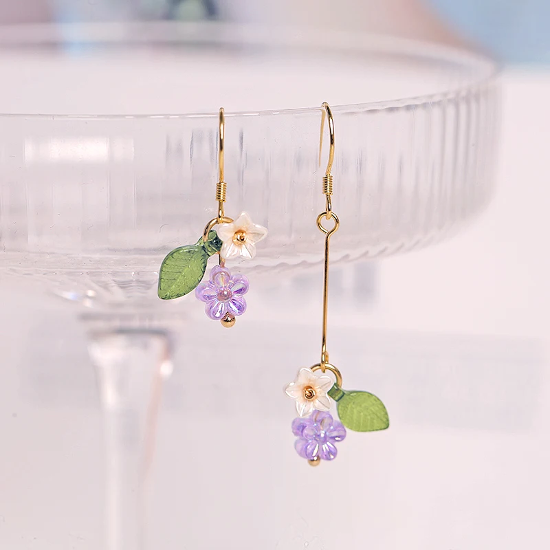 Boucles d'oreilles asymétriques orange en argent 925, un accessoire unique et élégant. Parfait pour un look tendance et audacieux.