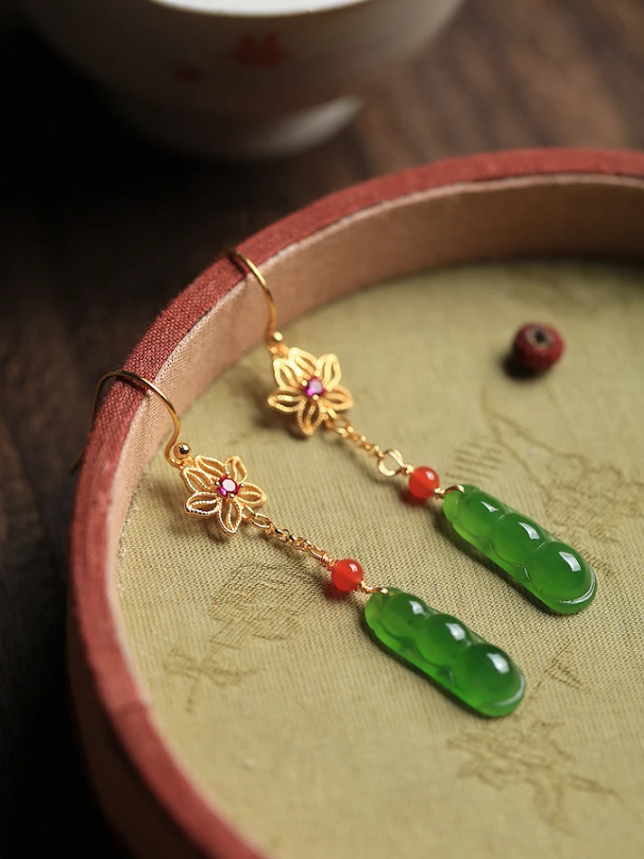 Boucles d'oreilles gourde en calcédoine vert soleil pour femmes, élégance naturelle et style unique. Parfaites pour sublimer n'importe quelle tenue, légères et confortables.