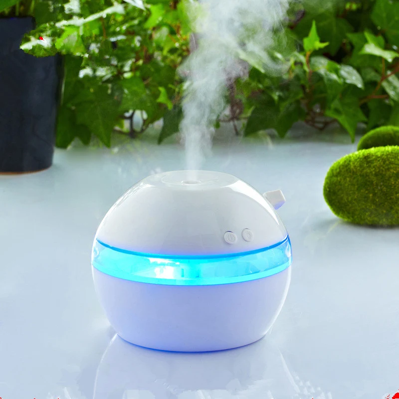 Kleine USB-atomiserende luchtbevochtiger voor thuis en op kantoor, draagbaar, stil, automatische uitschakeling en compact ontwerp.