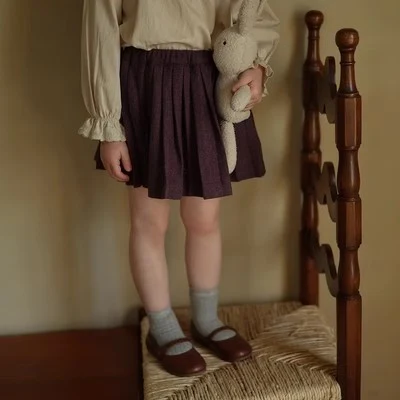 Meisjes Retro wollen cardigan, geborduurde blouse en geplooide rok set. Schattige vintage look, perfect voor een stijlvolle en comfortabele outfit.