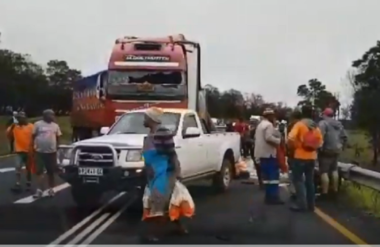 Motorists helped themselves to food products from a truck that overturned on the N6 between Cathcart and Stutterheim on Thursday morning.