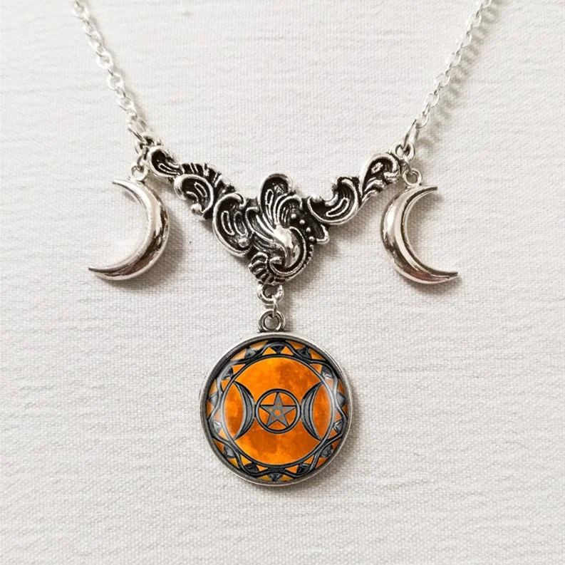Colar de prata Lua Tripla, um amuleto místico e elegante. Ideal para expressar sua conexão com a feminilidade, intuição e magia lunar.