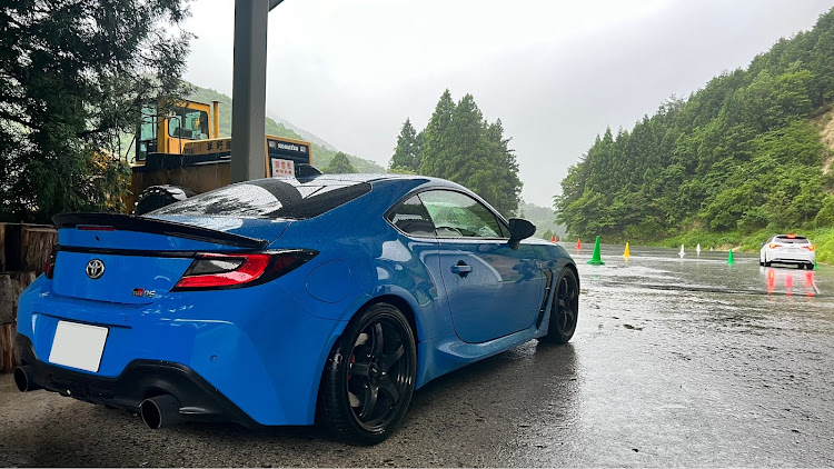 GR86の斜め45度後方の美学・ブライトブルーⅡ・奥伊吹モーターパーク・雨が滴るいい車に関するカスタム事例の投稿画像1枚目
