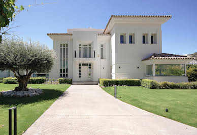 Villa with pool 1