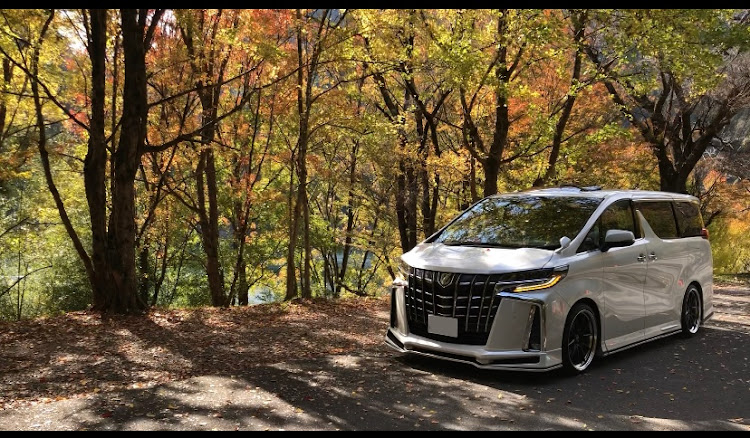 アルファードのKUHL・紅葉と愛車・愛知県に関するカスタム事例の投稿画像1枚目