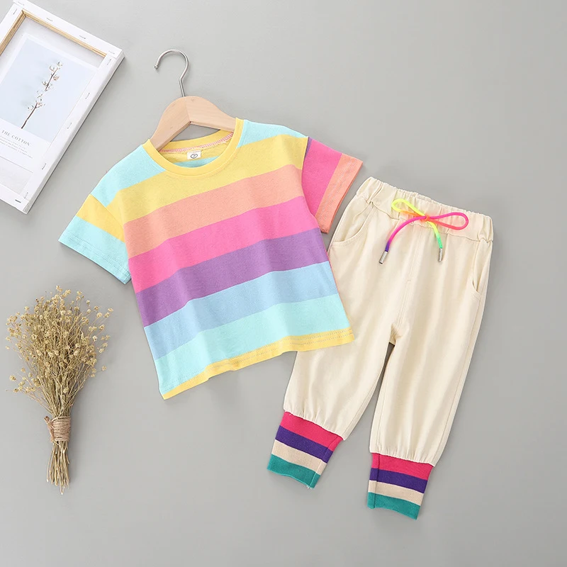 Koreaanse meisjes outfit met gestreepte korte mouwen top. Comfortabele en stijlvolle kleding voor meisjes, perfect voor de zomer en dagelijks gebruik.