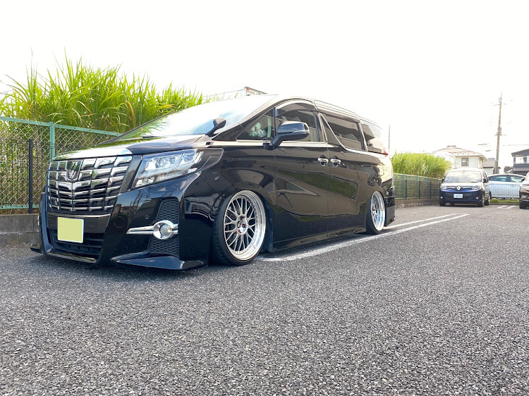 アルファードのアルファード30系・麗真會・エアサス・ジスタンスw10m・低そうで低くない少し低い車に関するカスタム事例の投稿画像3枚目