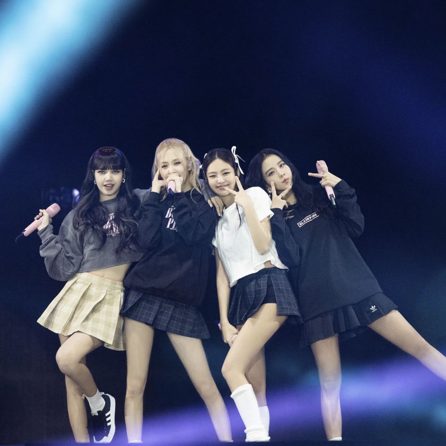 BLACKPINK воссоздали легендарную фотографию на пути в Лондон