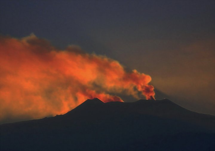 L'Etna fuma il cielo si colora di oceanina