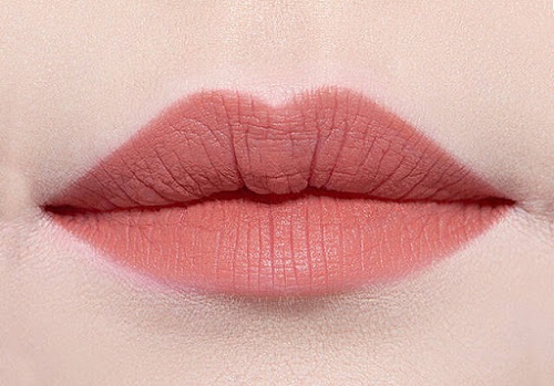 Phun môi màu cam đất thực chất là kỹ thuật phun môi collagen thông thường, tuy nhiên, thay vì chọn màu phun khác, chị em lại lựa chọn màu cam đất để tô điểm cho đôi môi