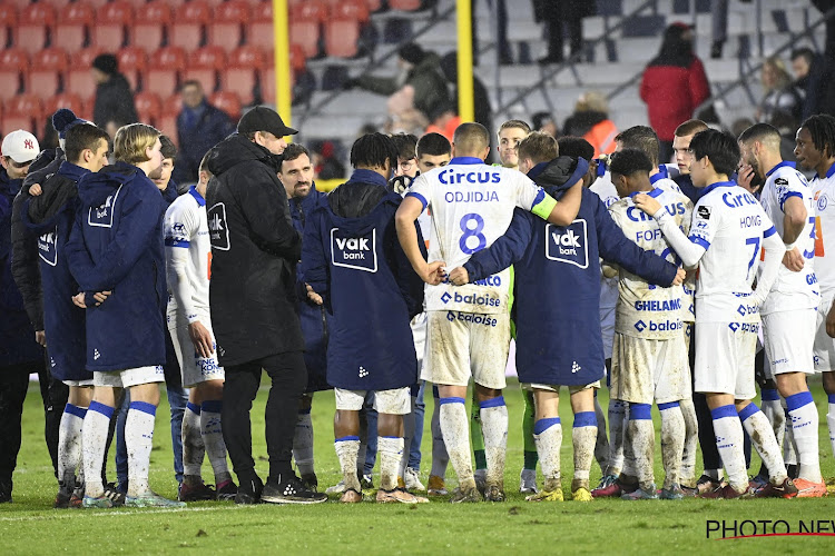 Hein Vanhaezebrouck trots op zijn spelers: "Om op dit veld met zo'n precisie en technische kwaliteit te spelen..."