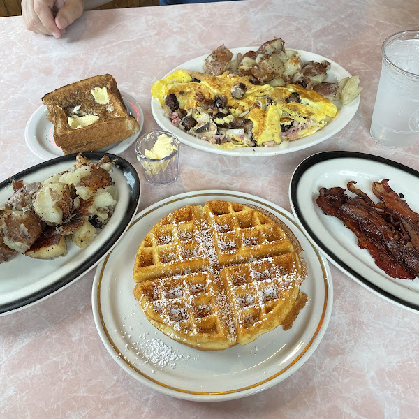 A celiac’s dream! Belgian waffles, home fries and bacon! They were so careful, even got butter from refrigerator so the “shared” butter in cooking area was not used. Delicious and safe!!