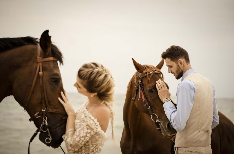 Fotografo di matrimoni Manos Karamanolis (manoskara). Foto del 5 dicembre 2021