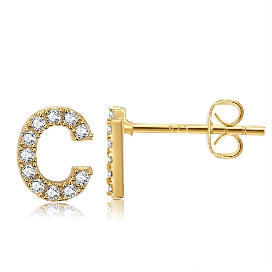 Clous d'oreilles tendance avec petites lettres. Un accessoire élégant et discret pour personnaliser votre look quotidien avec style.