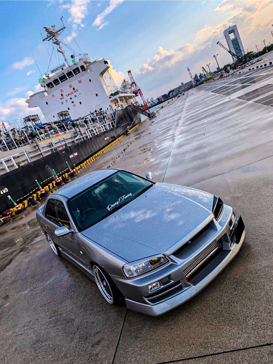 スカイラインの右斜め前写真展・埠頭・一眼レフ・キャンバーに関するカスタム事例の投稿画像1枚目