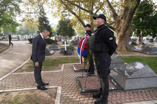 Obeležen Dan BIA, Vulin položio vence na spomeniku Rankoviću i Peneziću