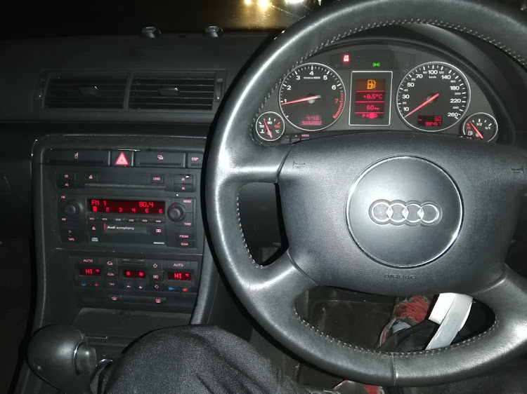 A4のオーディオ・車高調・教えてください・助けてに関するカスタム事例の投稿画像1枚目