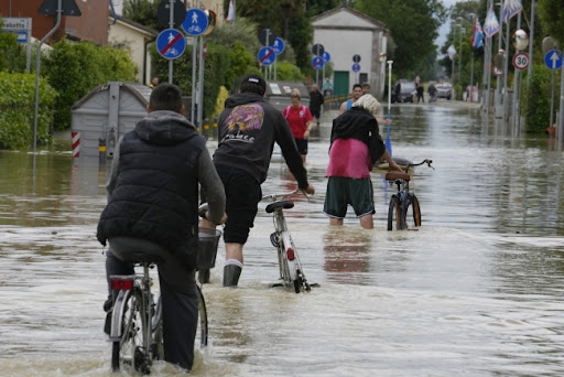 U poplavljenim delovima Italije spasioci pokušavaju da stignu do izolovanih stanovnika 