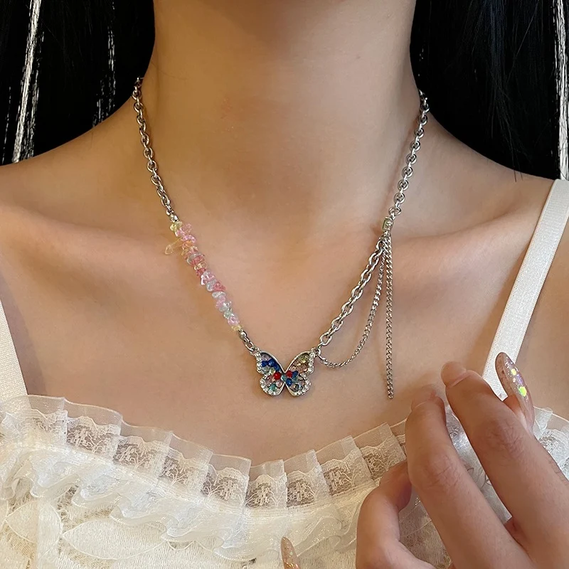 Kleurrijke grindsteken vlinderketting met volledige diamant. Voeg glans en elegantie toe aan uw outfit met deze prachtige ketting.