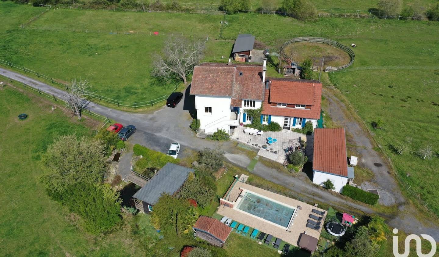 House with pool and terrace Lourdes