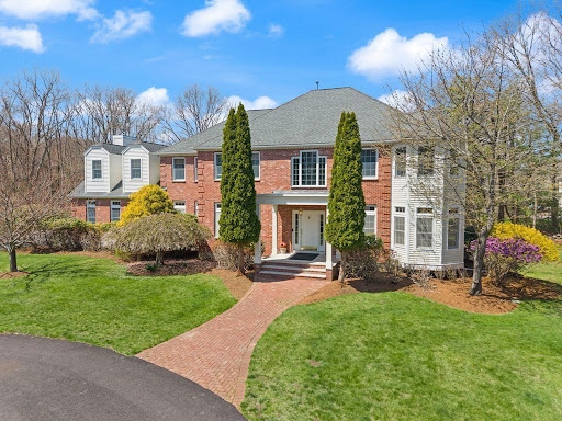 House purchase in Sharon (United States) - Large brick house with garden