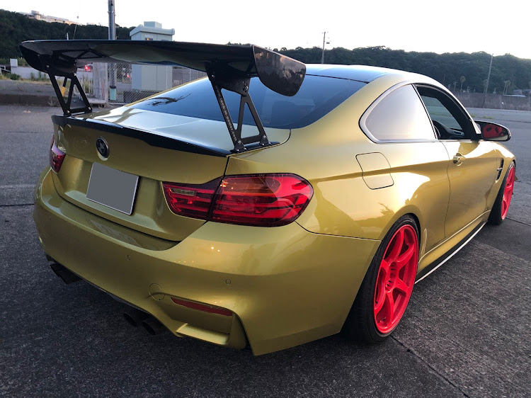 M4 クーペのガソスタ映え・大人の休日グループ・ごちさん納車でご機嫌・遊ぶ事の時間の大切さに関するカスタム事例の投稿画像3枚目