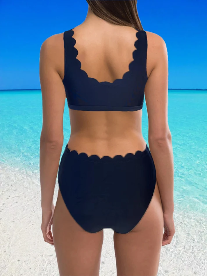 Costume da bagno donna tinta unita con arricciature e spacco, valorizza la silhouette e offre un comfort ideale per spiaggia e piscina.