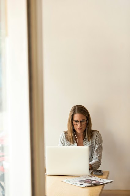 kobieta korzystająca z laptopa