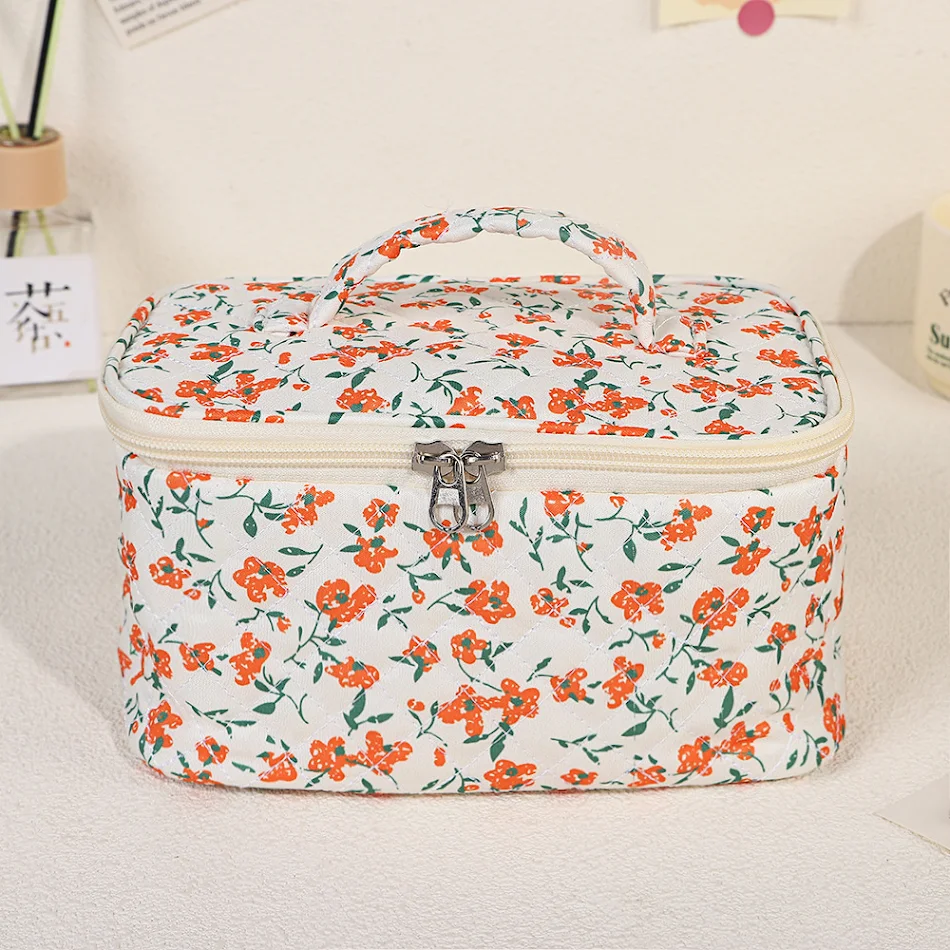 Grande trousse de maquillage florale, joli sac de toilette, voyage portable. Emportez vos essentiels beauté avec élégance et praticité.
