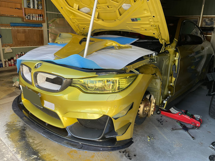 M4 クーペの仕事前に早朝バラし・左側フェンダーバラし・掃除メンテに関するカスタム事例の投稿画像1枚目