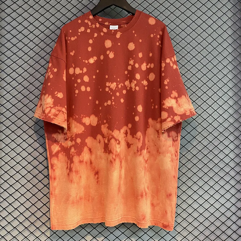 Camiseta Desbotada Tingida com Salpicos e Efeito Desgastado. Conforto e Estilo Exclusivo Garantidos. Ajuste Relaxado Ideal Para Uso Casual.