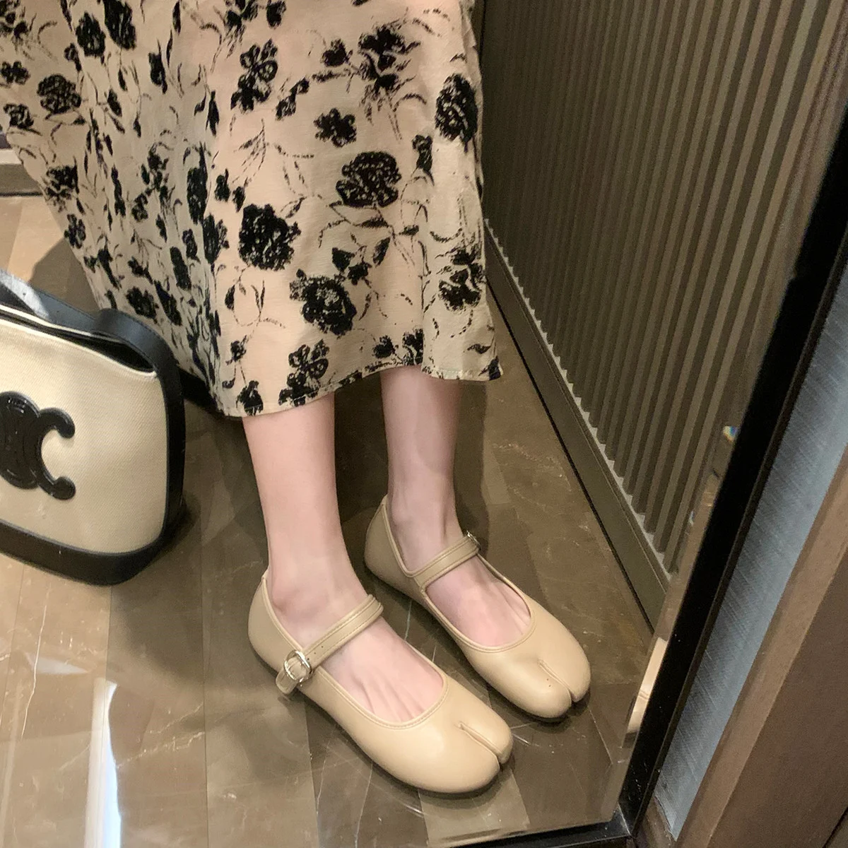 Title 4, Płaskie buty Mary Jane z prostą klamrą, płytkim...