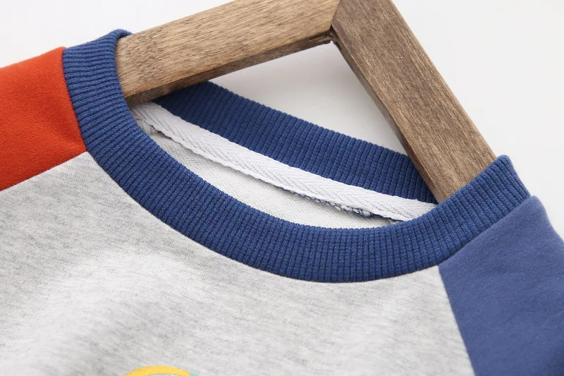 Kinder herfst- en winter wollen katoenen shirt met lange mouwen, auto print, kindertrui, een warme en comfortabele trui voor kinderen.
