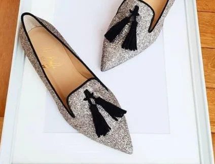 Chaussures plates à pampilles grande taille pour femmes. Confort et style combinés pour un look élégant et décontracté.