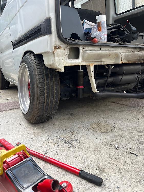 エブリイバンのDIY・車高調整・暑い、、暑いぞおおお！！・マフラー交換完了😆・＃51しか勝たんに関するカスタム事例の投稿画像8枚目