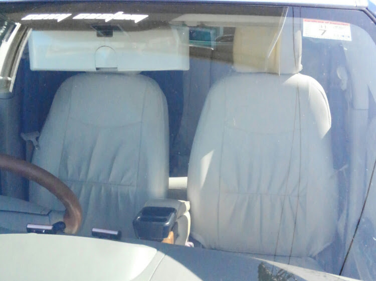 R2の#革巻きハンドル・#ルームミラーカバー・シートカバー取付・#車検ステッカーカスタムに関するカスタム事例の投稿画像1枚目
