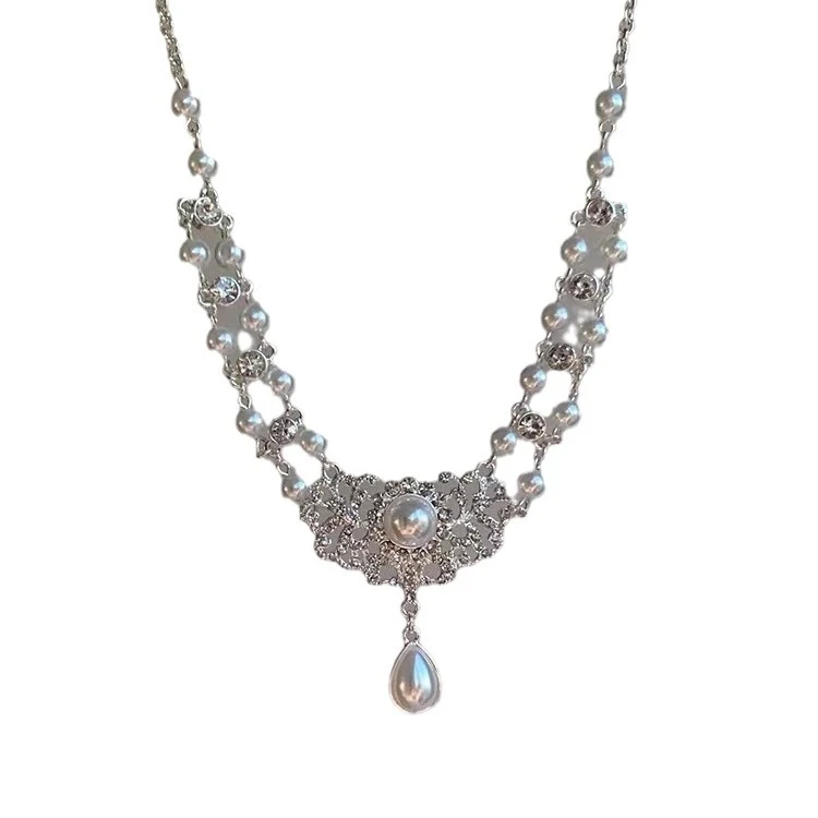 Collier femme perles goutte d'eau style Heavy Industry, un bijou mode et élégant. Parfait pour sublimer votre tenue avec raffinement et éclat.