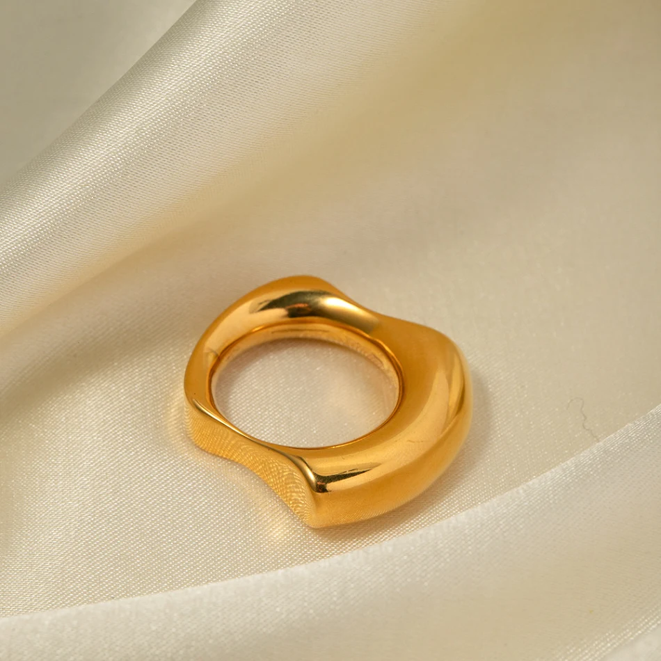 Bague Concave-Convexe Régulière Brillante en Acier Inoxydable Or 18K, un accessoire durable et élégant pour un usage quotidien. Confort et raffinement.