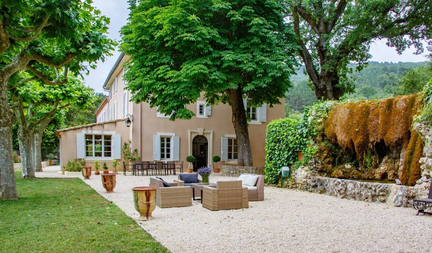 Appartement avec terrasse et piscine Saignon