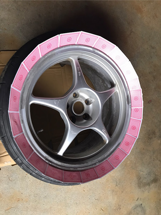 フェアレディZ 300ZX NAのコロナウイルスに負けるな・車検完了・ホイール塗装DIY・トランプ塗装楽チン●に関するカスタム事例の投稿画像2枚目