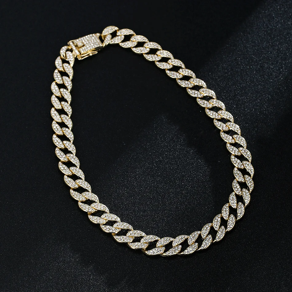 Hipster ketting volledig ingelegd met diamanten, maximale glans en een opvallende uitstraling. De perfecte accessoire voor een unieke look.