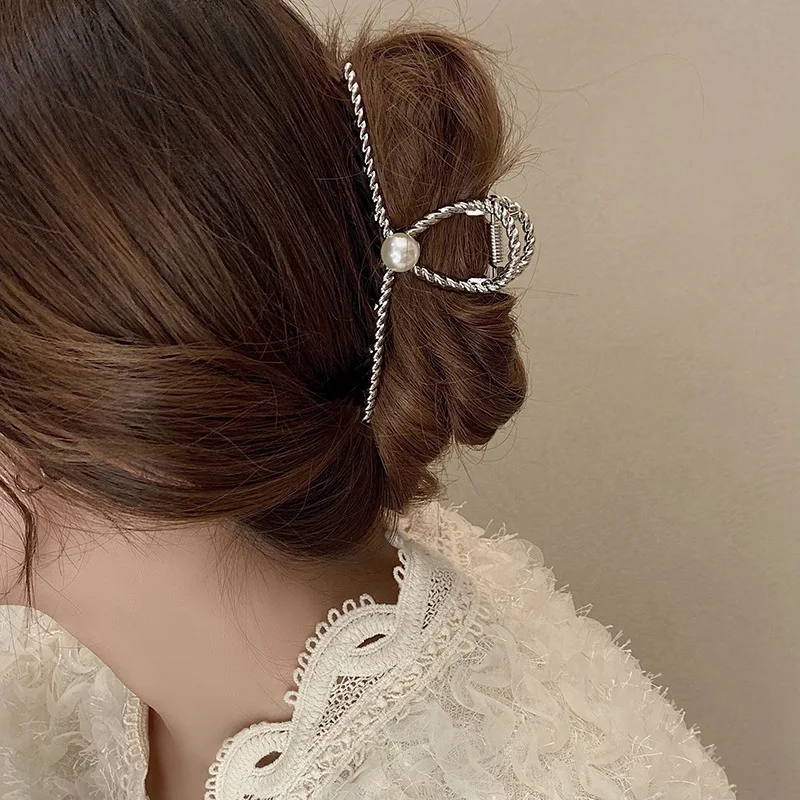 Fermaglio per capelli in metallo con perla a croce intrecciata Accessorio moda. Elegante e raffinato per creare acconciature uniche e alla moda con fissaggio sicuro.