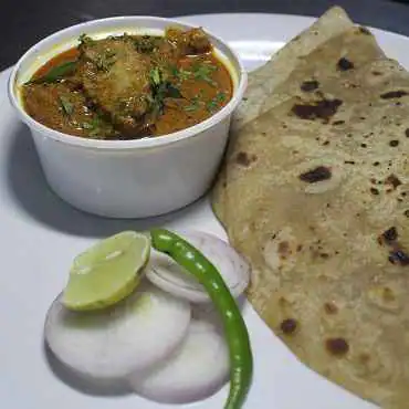 4 Pulka Roti With Chicken Chettinad Masala