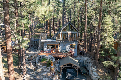 Property purchase in South Lake Tahoe (United States) - Wooden chalet surrounded by pine trees