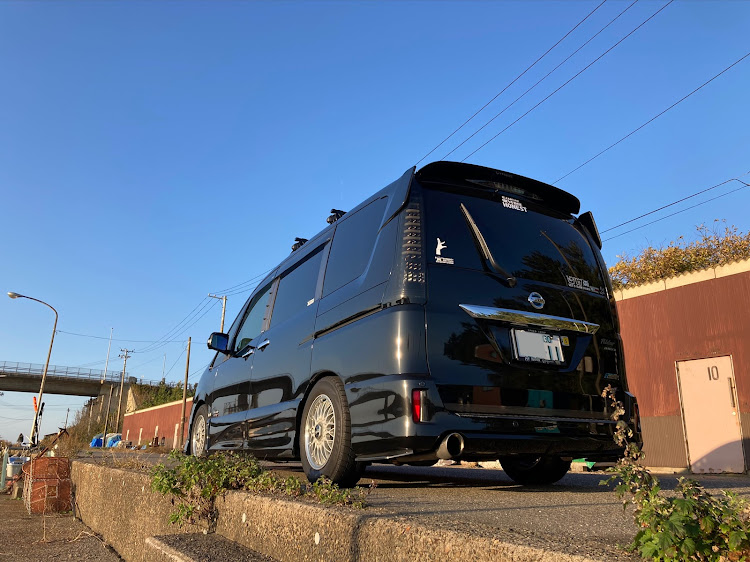 セレナの愛車の一番好きな角度・車種名エンブレムは有り派・もはや追加派・CCゴールド・ポッキーの日に関するカスタム事例の投稿画像6枚目