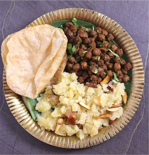 Halwa, Poori(4 Pcs), Kala Chana Masala