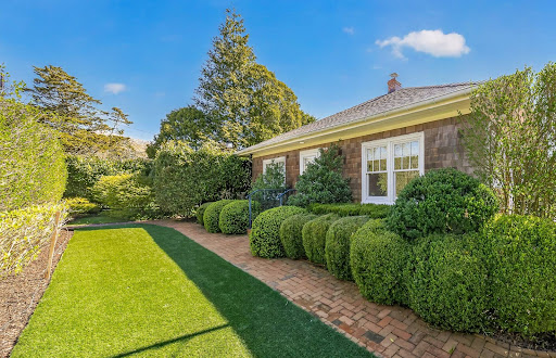 Prestige house for rent in East Hampton (United States) - House with landscaped garden and pathway