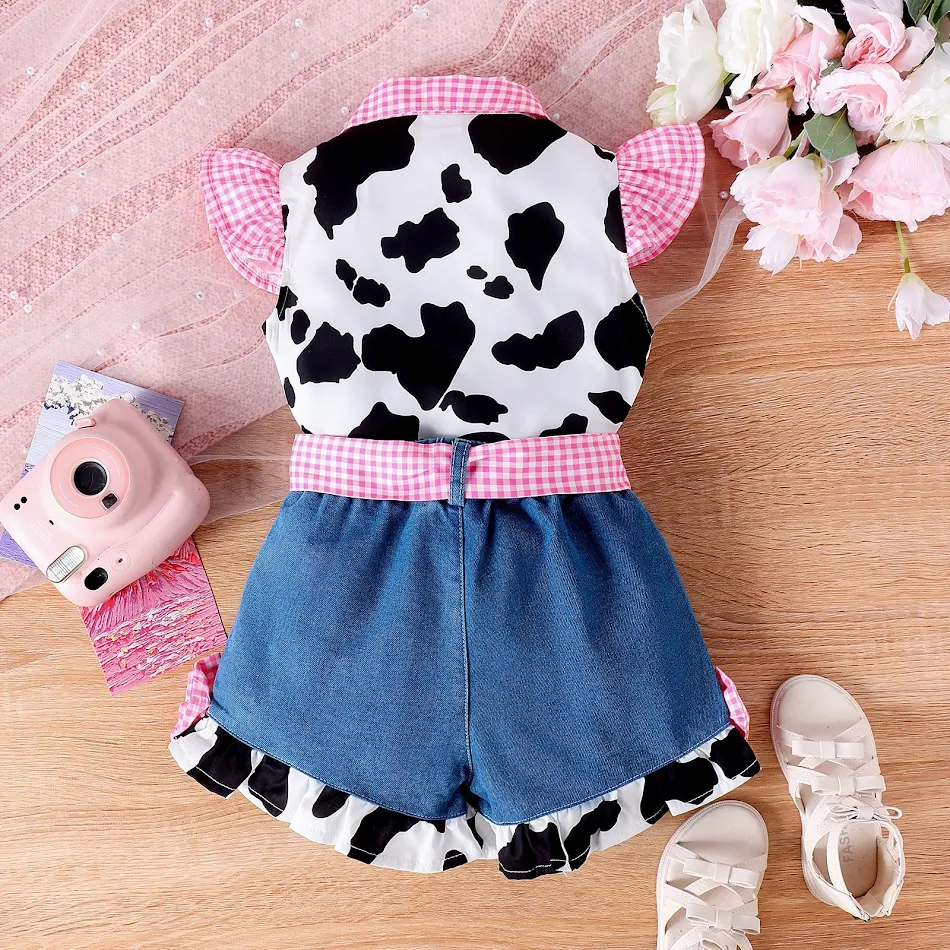 Ensemble fille Top à manches volantées imprimé vache et short avec coutures en jean. Idéal pour les filles branchées et confortables.